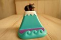 デコレ　コンコンブル　富士山でまったり　スマホスタンド　黒猫