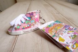 画像1: ハローキティ　ラッピング柄スニーカーキーホルダー　PK