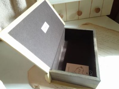 画像1: ティアラ　古い本の箱　スノードロップS