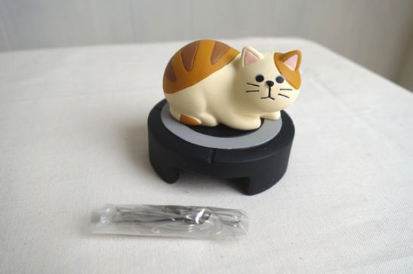 画像1: デコレ　ハッピーキャットデイ　掃除機型クリップホルダー　トラ猫 (1)