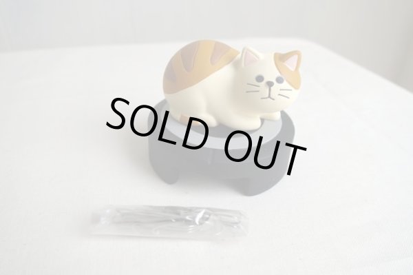 画像1: デコレ　ハッピーキャットデイ　掃除機型クリップホルダー　トラ猫 (1)