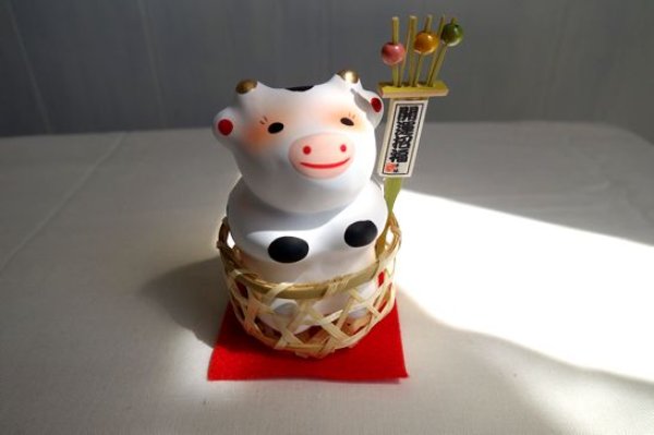 画像1: かご入り招福丑　熊手付 (1)