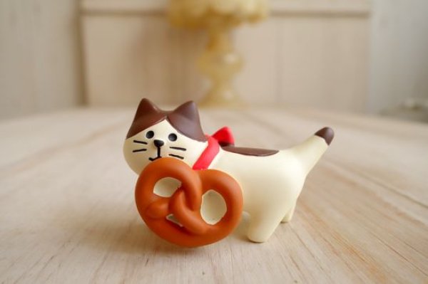 画像1: デコレ　コンコンブル　パン運び子猫　プレッツェル (1)