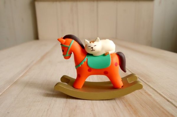 画像1: デコレ コンコンブル　木馬ですやすや子猫　OR (1)