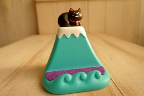 画像1: デコレ　コンコンブル　富士山でまったり　スマホスタンド　黒猫 (1)