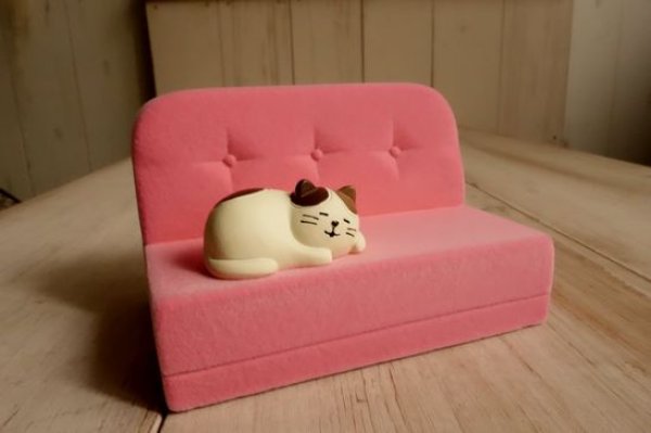 画像1: デコレ おひるねソファのスマホスタンド　ミケネコ (1)